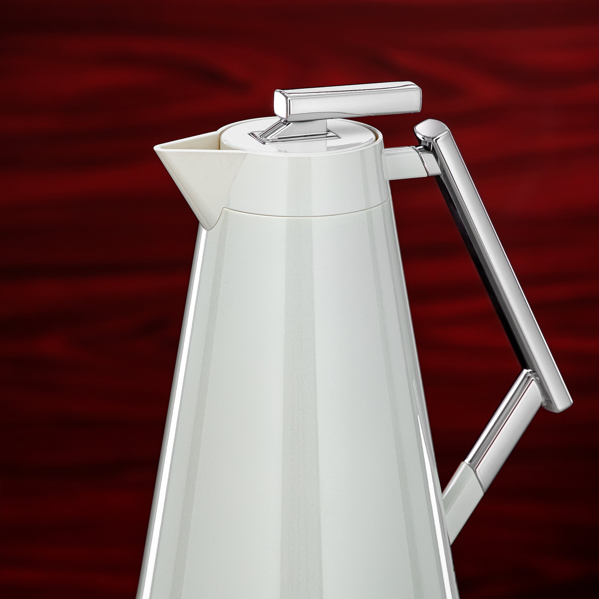 طقم ترامس المرجان 0.7 لتر و1 لتر بلون أبيض لؤلؤي وفضي