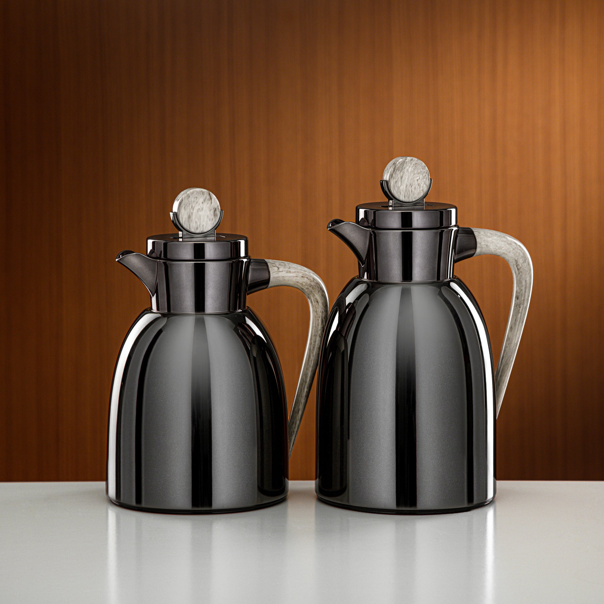 طقم ترامس المرجان 0.7 لتر و1 لتر باللون الأسود الفحمي والرخام