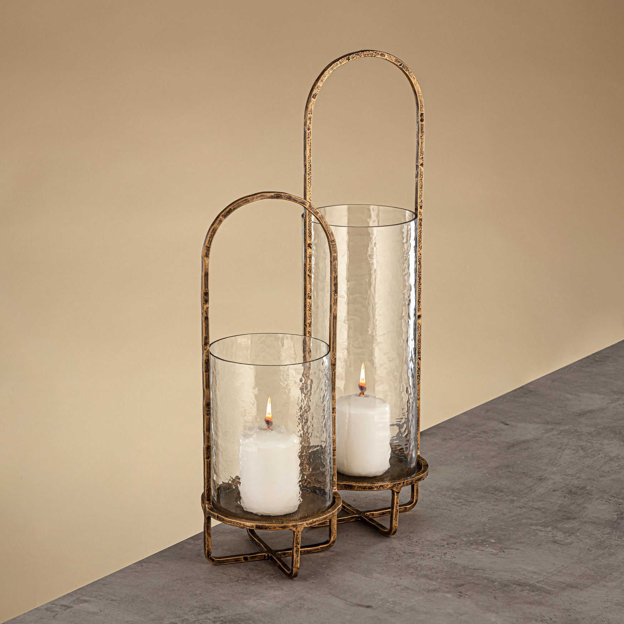 فانوس إعصار الميرجان مايلز بزجاج مطروق 13.5x13.5x36 سم حامل ذهبي عتيق (GMT2960001)