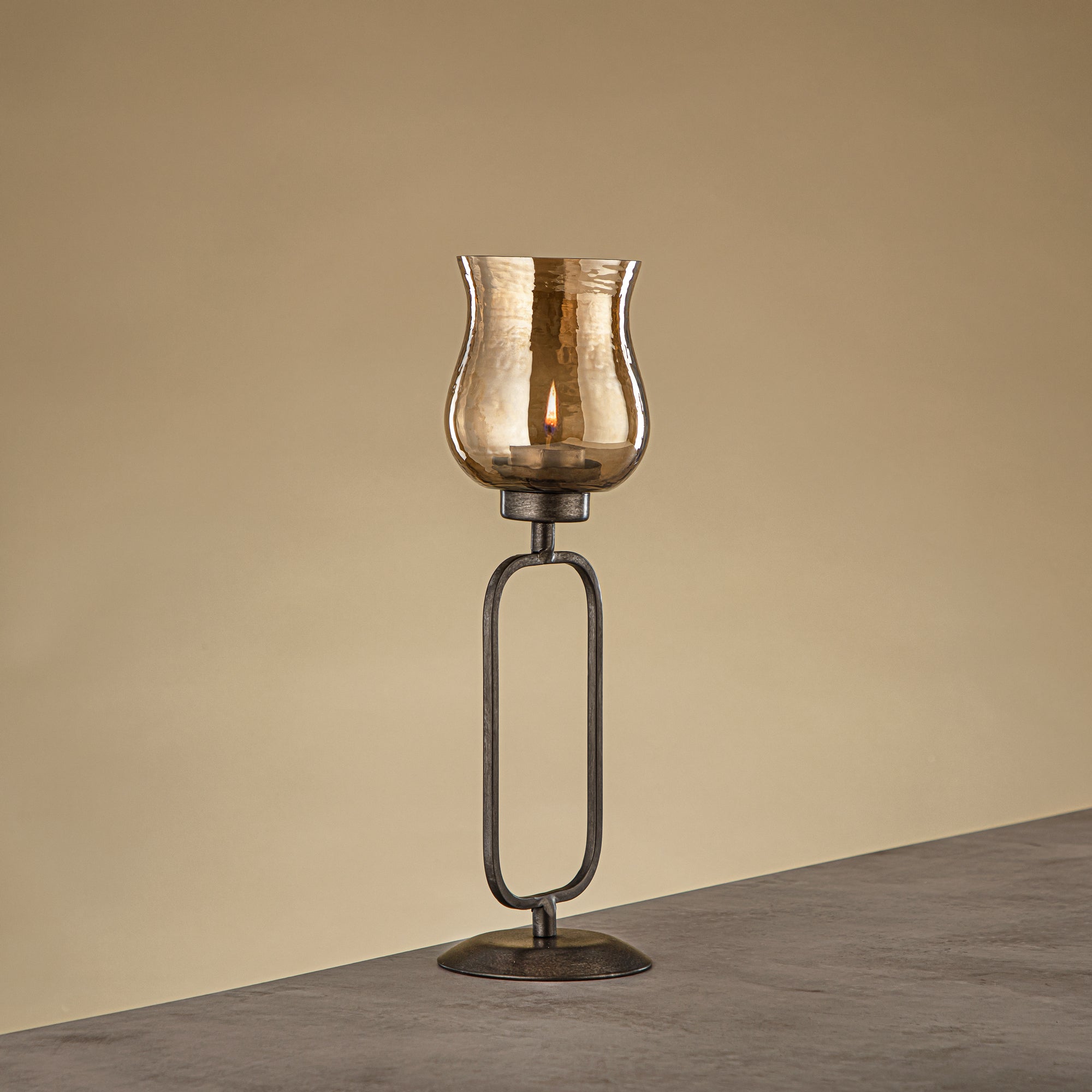 حامل شموع العنصر المرجان نحاس مطروق زجاج بني 11x11x36 سم حامل فضي عتيق (GMT2960010)