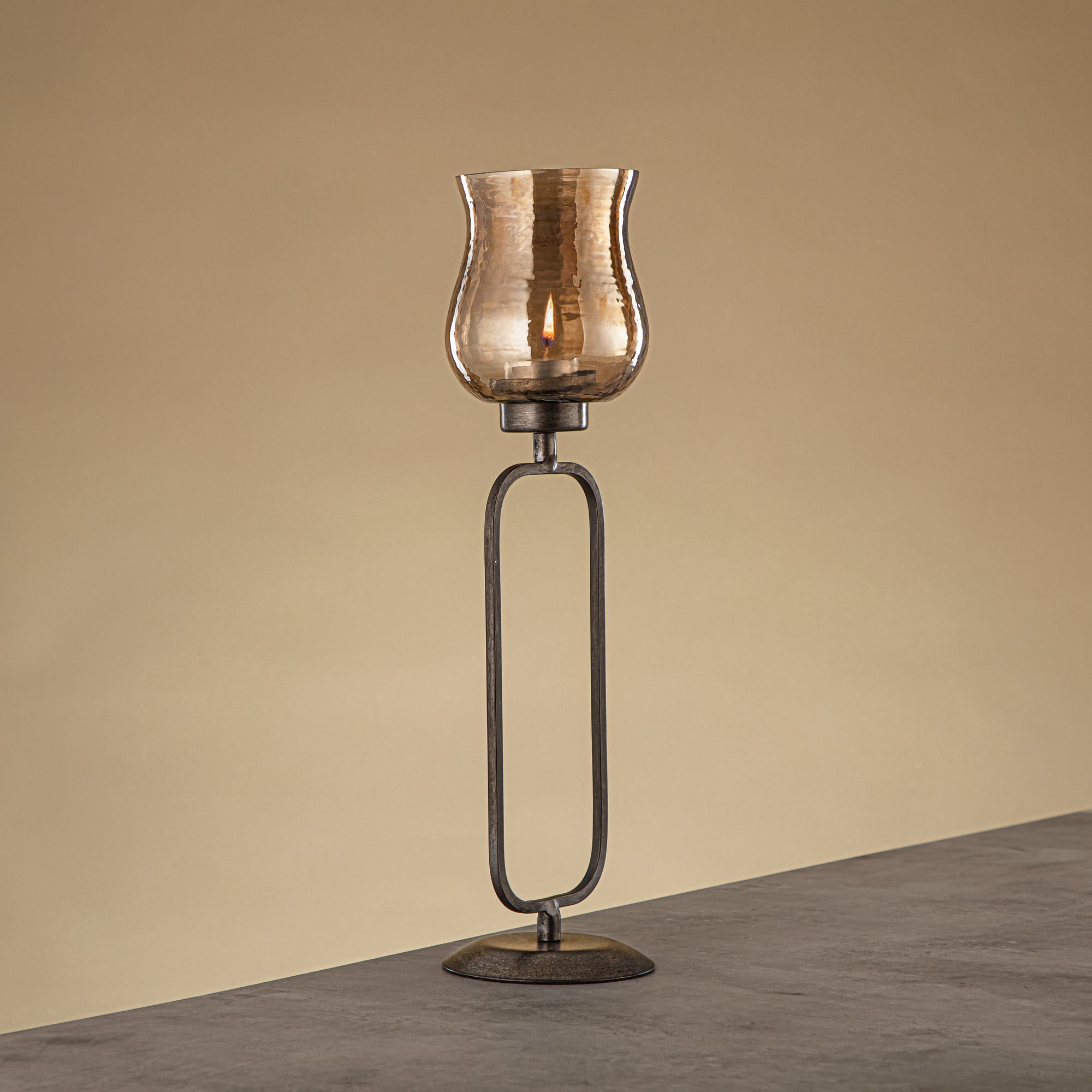 حامل شموع العنصر المرجان نحاس مطروق زجاج بني 11x11x41 سم حامل فضي عتيق (GMT2960014)