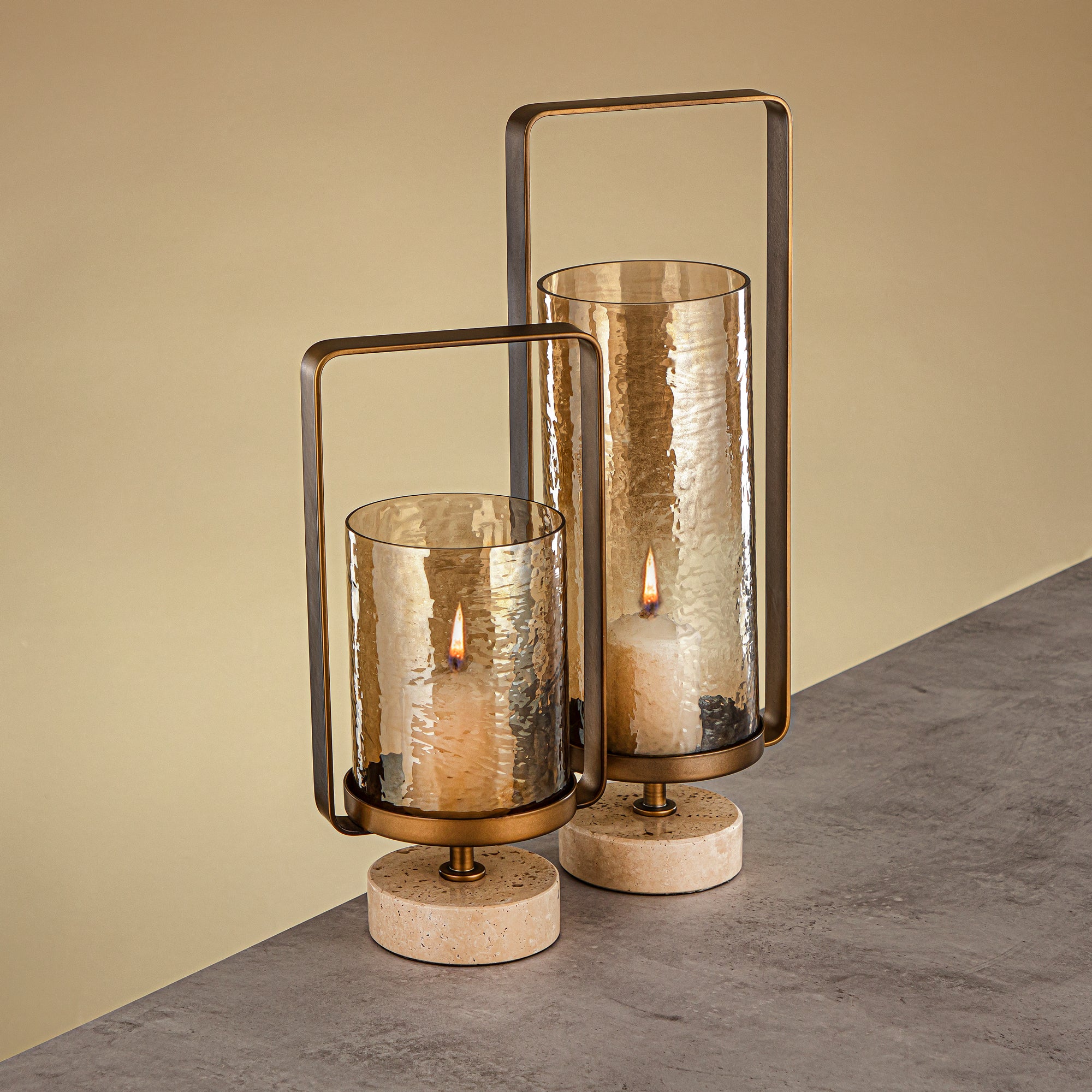 فانوس إعصار المرجان كالون نحاس مطروق زجاج بني 15.5x12.5x32.5 سم قاعدة ذهبية مصقولة وترافرتين (GMT2960027)