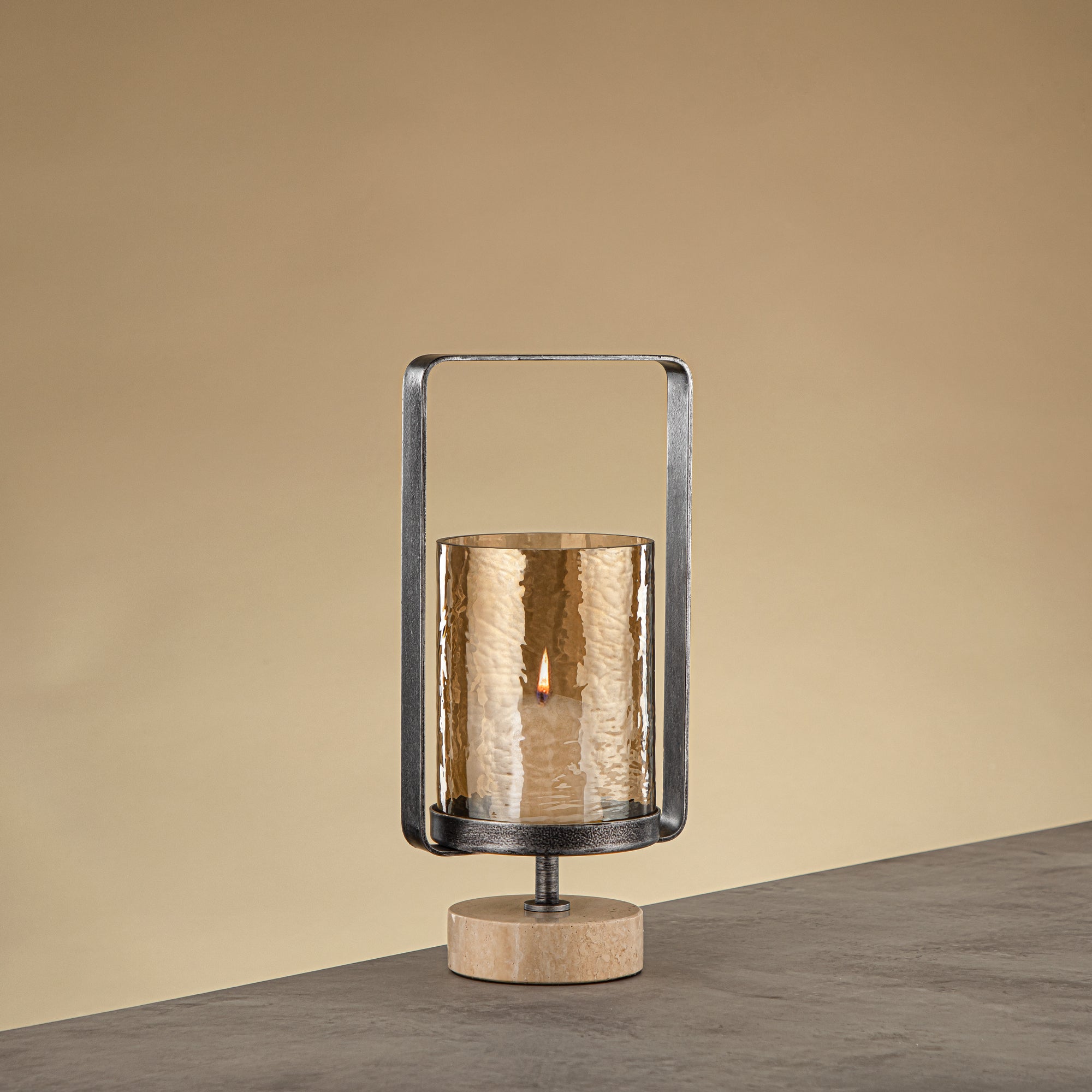 فانوس إعصار المرجان كالون نحاس مطروق زجاج بني 15.5x12.5x32.5 سم قاعدة رمادية مصقولة وترافرتين (GMT2960028)