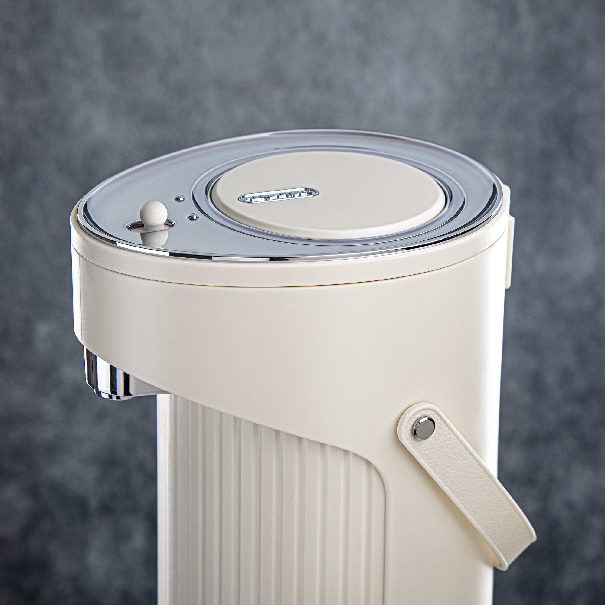 ترمس المرجان سعة 2.2 لتر مزود بمضخة. باللون العاجي والفضي - SM-2417A-220 IV/C