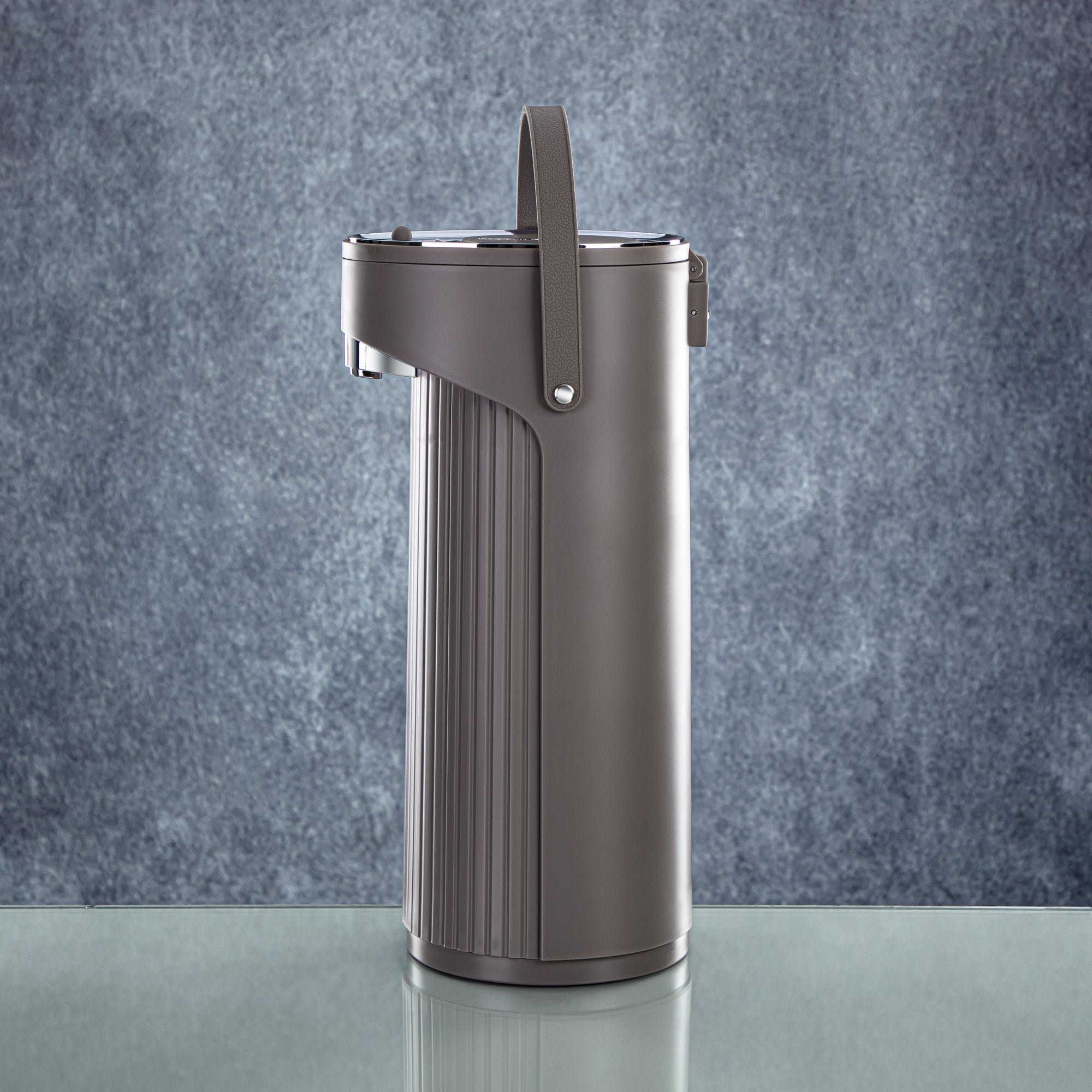 ترمس المرجان سعة 2.2 لتر مزود بمضخة. باللون الرمادي الدافئ والفضي - SM-2417A-220 WG/C