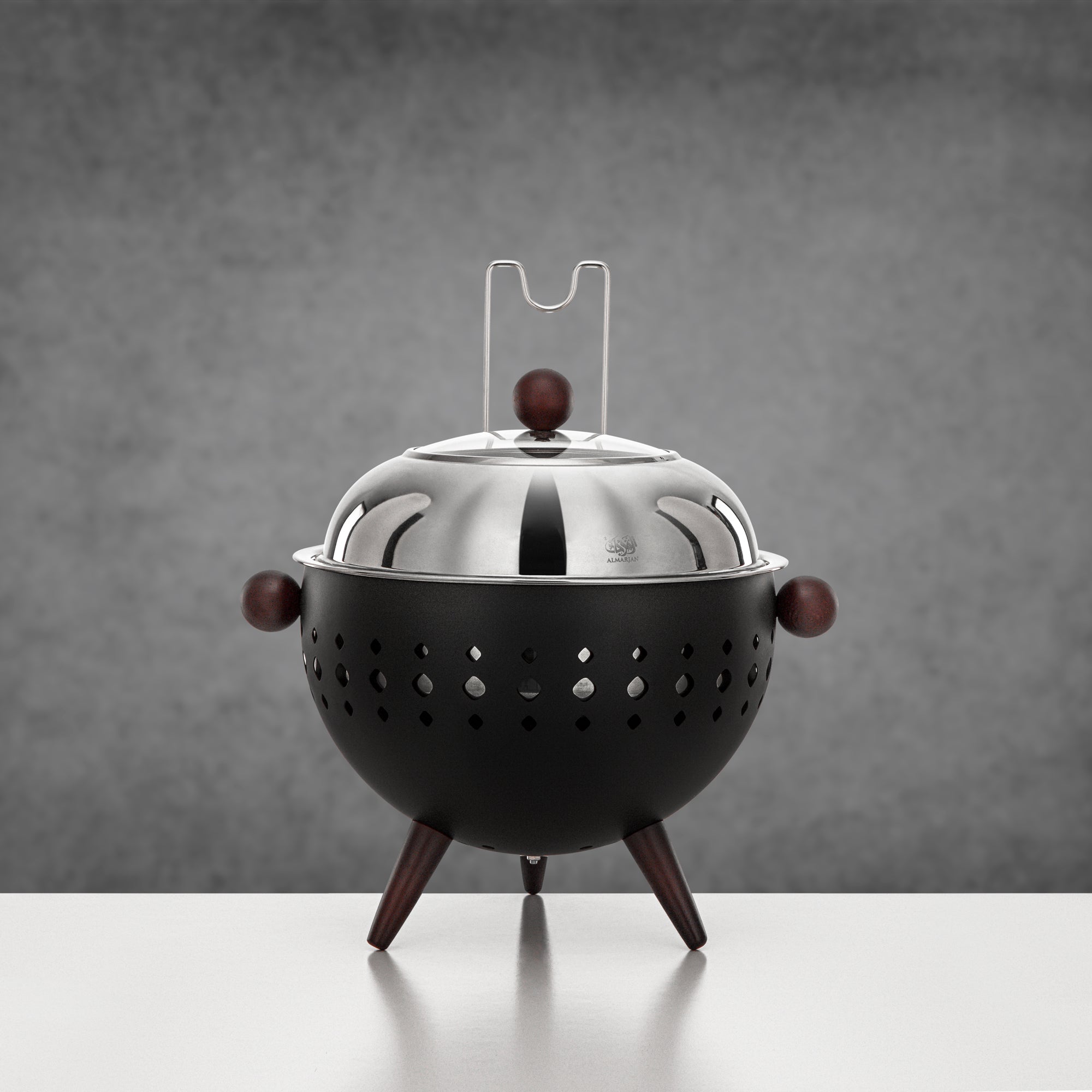 صحن تسخين المرجان سعة 3 لتر بلون أسود غير لامع وفضي مع مقابض خشبية بنية داكنة