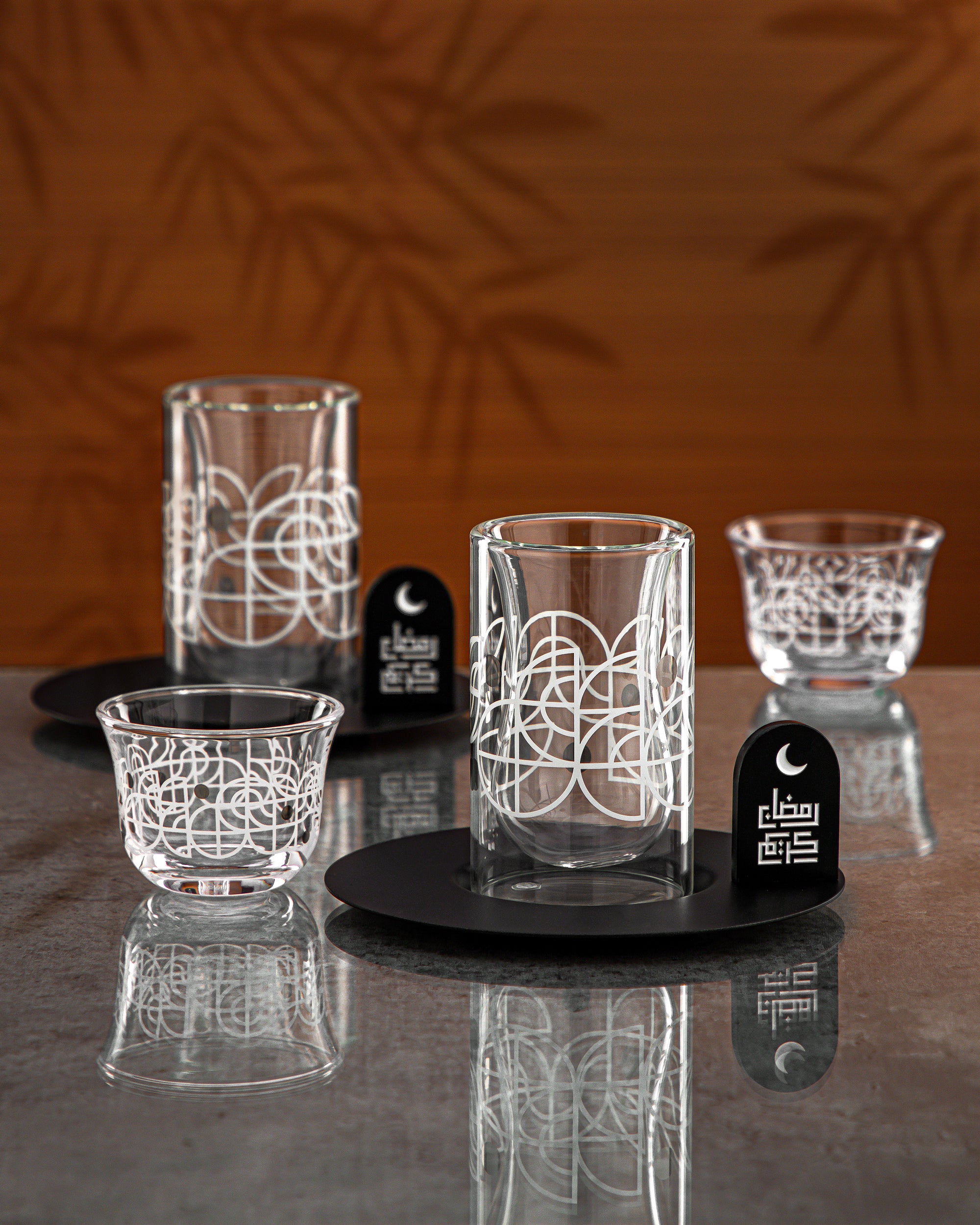 طقم شاي وقهوة المرجان، ١٨ قطعة، أبيض ونقشة فضية