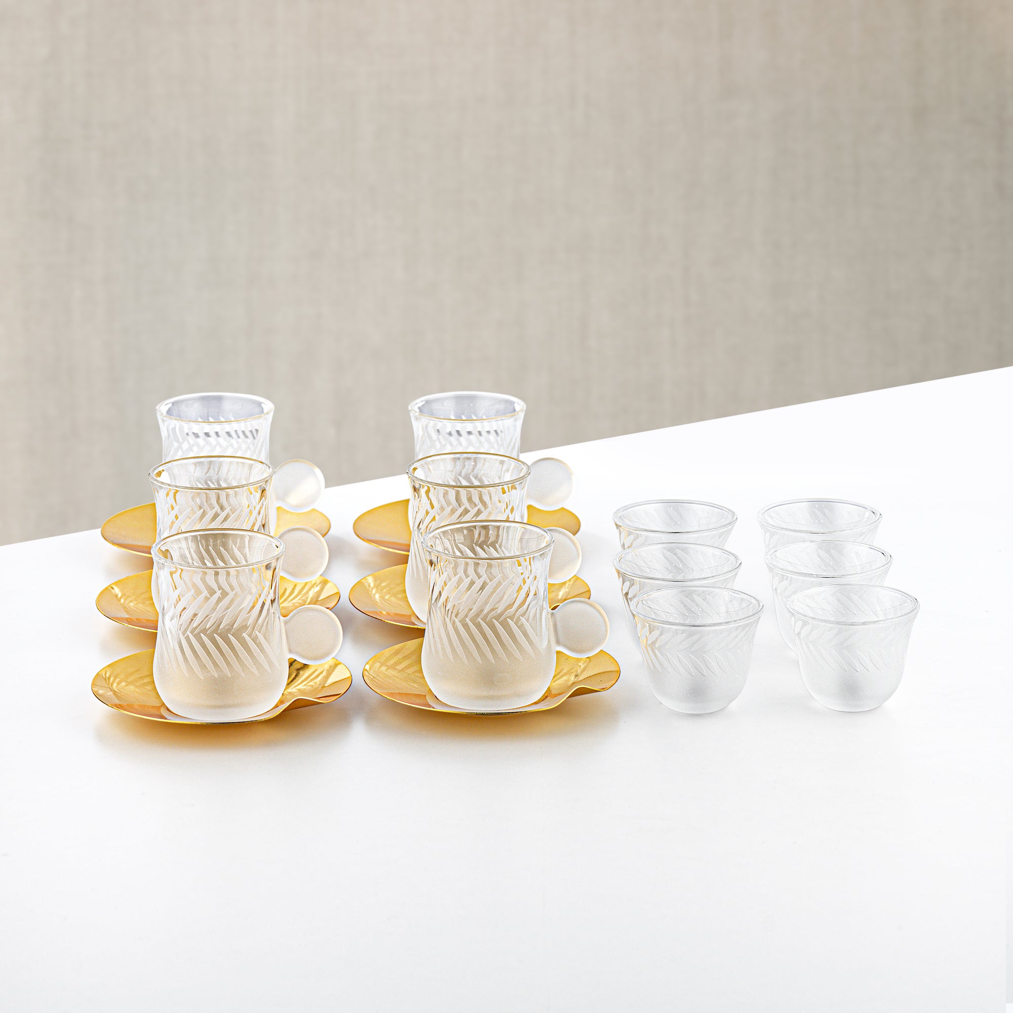 طقم تيرمس وشاي المرجان ٢٠ قطعة بلمسة نيكل غير لامع وذهبي