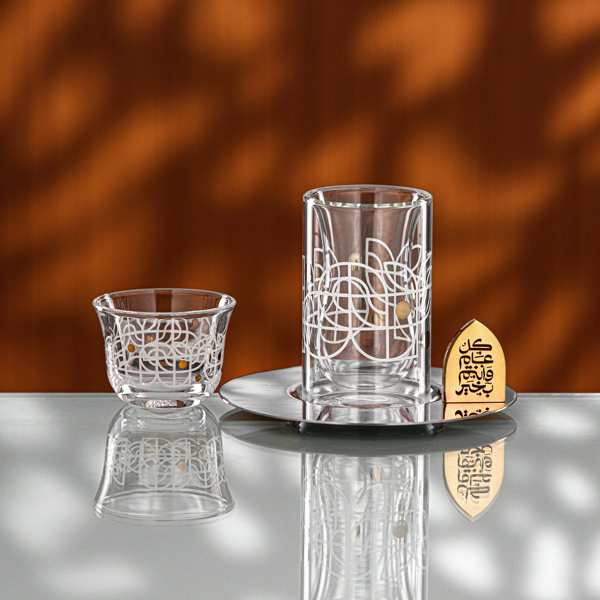 طقم شاي وقهوة المرجان، ١٨ قطعة، أبيض ونقشة ذهبية