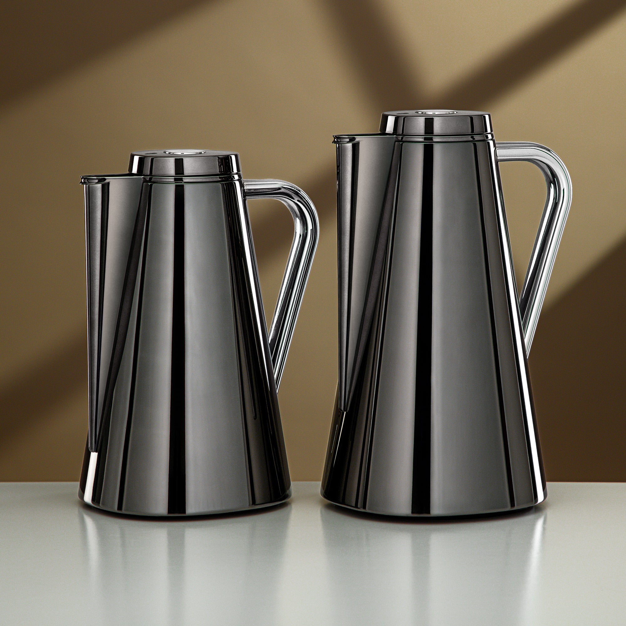 طقم ترامس المرجان 0.7 لتر + 1 لتر أسود فحمي وفضي